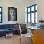 Lejlighed Vibrant On Bustling Street, Above A Restaurant - Perfect For Tourists,
