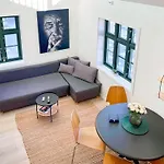 Lejlighed Vibrant On Bustling Street, Above A Restaurant - Perfect For Tourists, *