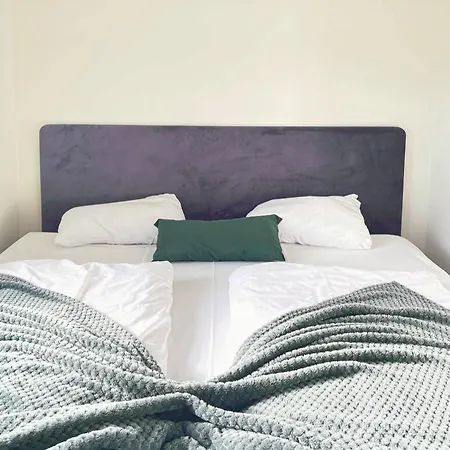 Apartamento Vibrant On Bustling Street, Above A Restaurant - Perfect For Tourists,