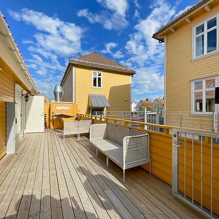 Lejlighed Vibrant On Bustling Street, Above A Restaurant - Perfect For Tourists,