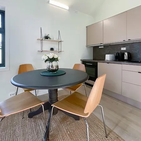 Apartamento Vibrant On Bustling Street, Above A Restaurant - Perfect For Tourists, *