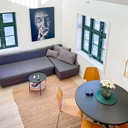 Apartamento Vibrant On Bustling Street, Above A Restaurant - Perfect For Tourists, *