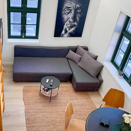 Apartamento Vibrant On Bustling Street, Above A Restaurant - Perfect For Tourists,