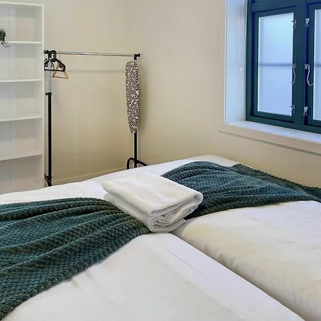 Apartamento Vibrant On Bustling Street, Above A Restaurant - Perfect For Tourists, *