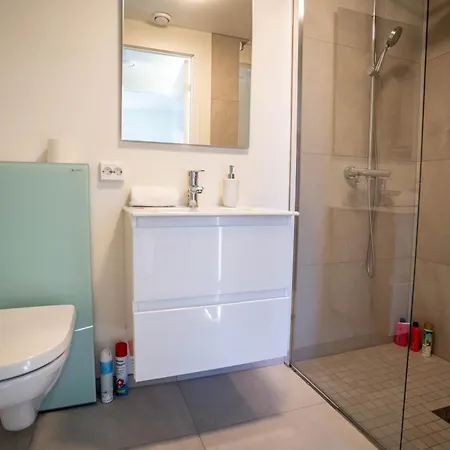 Apartamento Vibrant On Bustling Street, Above A Restaurant - Perfect For Tourists,