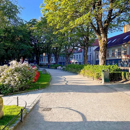 Vibrant On Bustling Street, Above A Restaurant - Perfect For Tourists, Apartamento Stavanger