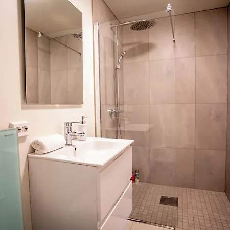 Apartamento Vibrant On Bustling Street, Above A Restaurant - Perfect For Tourists, *