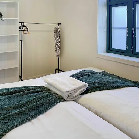 Apartamento Vibrant On Bustling Street, Above A Restaurant - Perfect For Tourists,