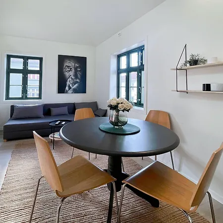 Vibrant On Bustling Street, Above A Restaurant - Perfect For Tourists, Apartamento Stavanger