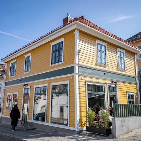 Vibrant On Bustling Street, Above A Restaurant - Perfect For Tourists, Apartamento Stavanger