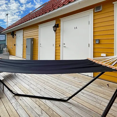 Vibrant On Bustling Street, Above A Restaurant - Perfect For Tourists, Apartamento *