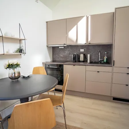 Apartamento Vibrant On Bustling Street, Above A Restaurant - Perfect For Tourists,