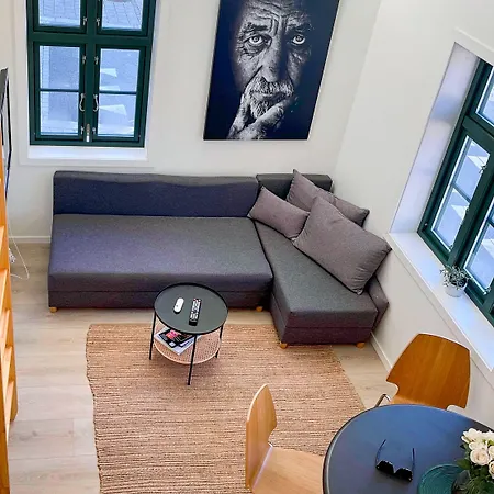 Vibrant On Bustling Street, Above A Restaurant - Perfect For Tourists, Apartamento *