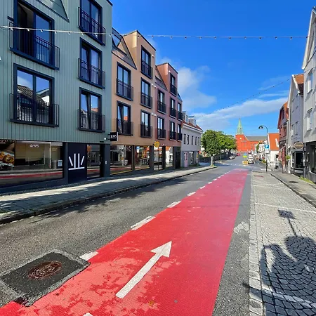Vibrant On Bustling Street, Above A Restaurant - Perfect For Tourists, Apartamento Stavanger