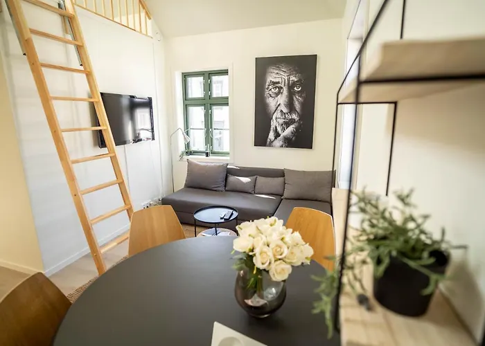 Vibrant On Bustling Street, Above A Restaurant - Perfect For Tourists, Apartament Stavanger