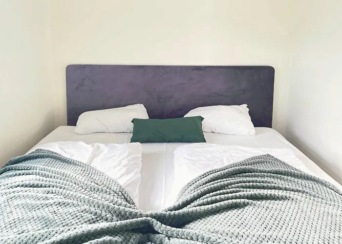 Apartament Vibrant On Bustling Street, Above A Restaurant - Perfect For Tourists,