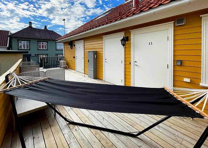 Vibrant On Bustling Street, Above A Restaurant - Perfect For Tourists, Stavanger