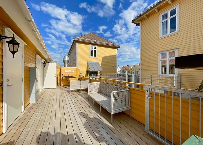 Apartament Vibrant On Bustling Street, Above A Restaurant - Perfect For Tourists,