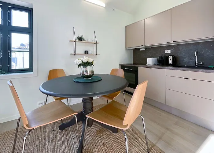 Apartament Vibrant On Bustling Street, Above A Restaurant - Perfect For Tourists, *