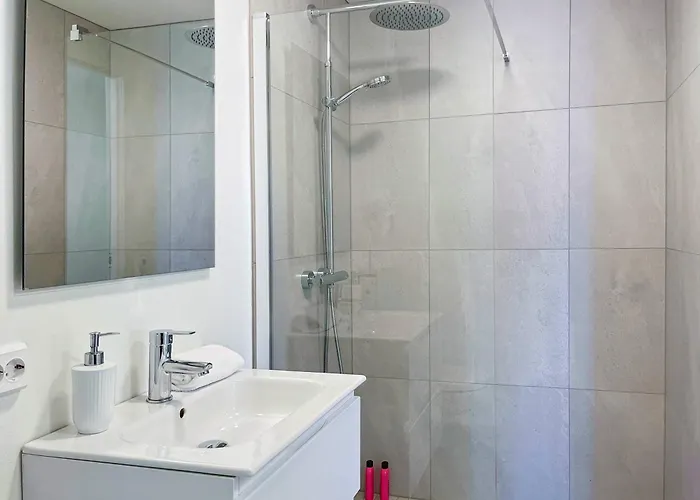 Vibrant On Bustling Street, Above A Restaurant - Perfect For Tourists, Stavanger