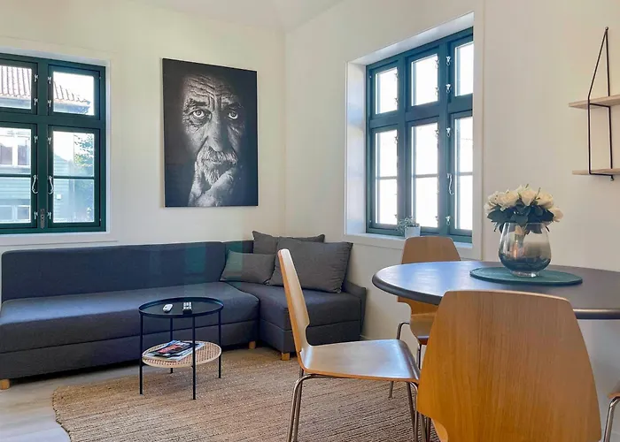 Apartament Vibrant On Bustling Street, Above A Restaurant - Perfect For Tourists,