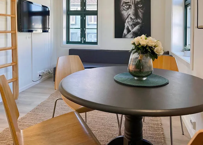 Apartament Vibrant On Bustling Street, Above A Restaurant - Perfect For Tourists,