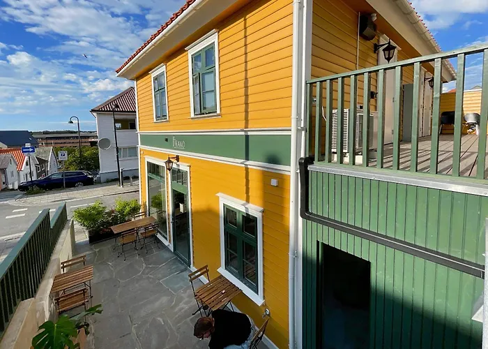 Vibrant On Bustling Street, Above A Restaurant - Perfect For Tourists, Stavanger