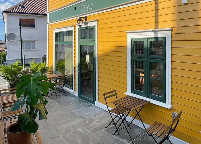 Apartament Vibrant On Bustling Street, Above A Restaurant - Perfect For Tourists, *