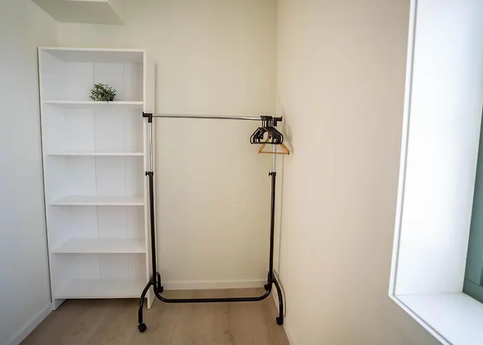 Appartement Vibrant On Bustling Street, Above A Restaurant - Perfect For Tourists, *