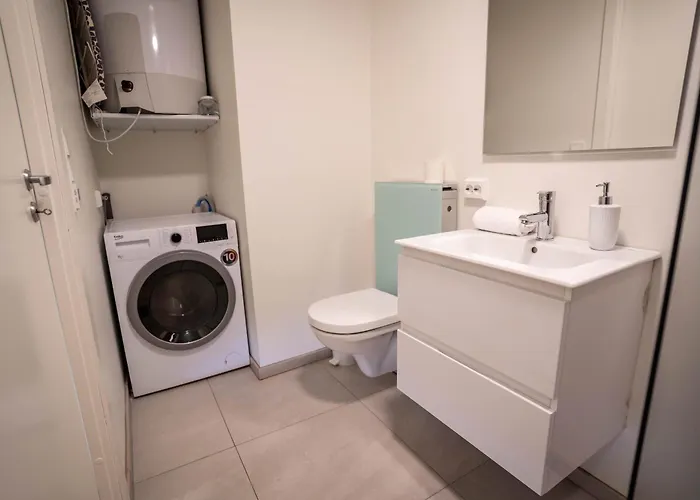 Apartament Vibrant On Bustling Street, Above A Restaurant - Perfect For Tourists, *