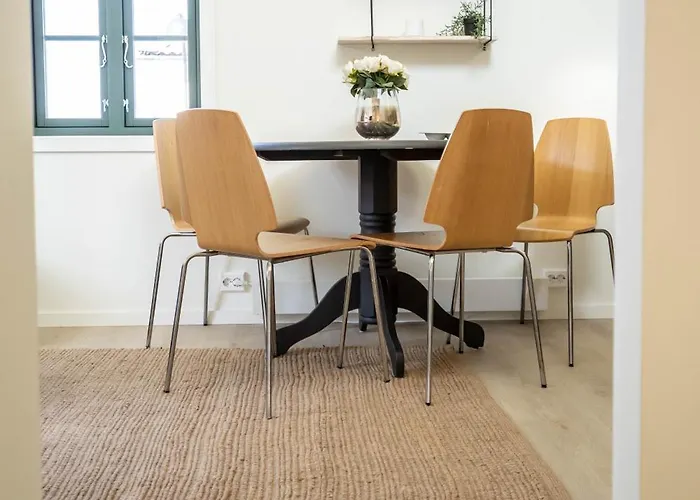 Apartament Vibrant On Bustling Street, Above A Restaurant - Perfect For Tourists, *