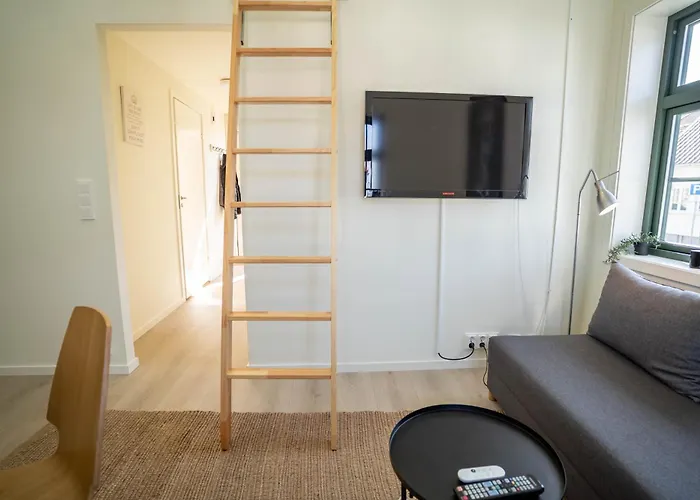 Apartament Vibrant On Bustling Street, Above A Restaurant - Perfect For Tourists, *