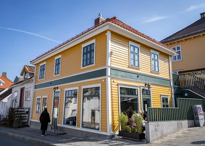 Appartement Vibrant On Bustling Street, Above A Restaurant - Perfect For Tourists,