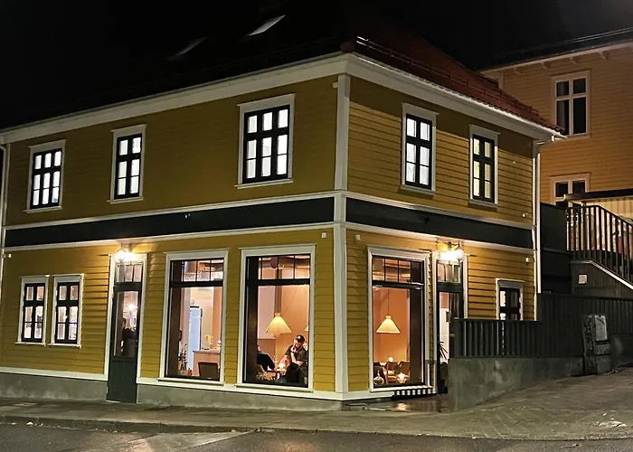 Apartament Vibrant On Bustling Street, Above A Restaurant - Perfect For Tourists,