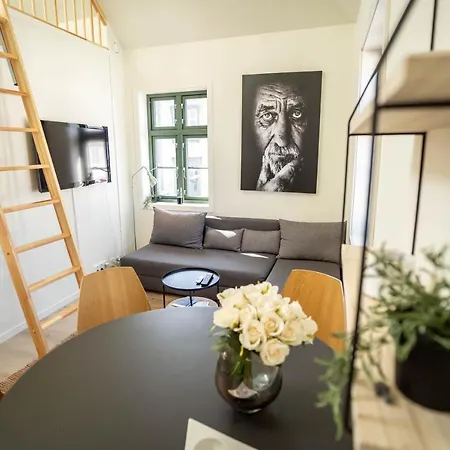 Vibrant On Bustling Street, Above A Restaurant - Perfect For Tourists, Apartamento Stavanger