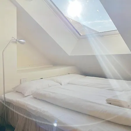 Apartamento Vibrant On Bustling Street, Above A Restaurant - Perfect For Tourists, *