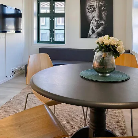 Apartamento Vibrant On Bustling Street, Above A Restaurant - Perfect For Tourists,