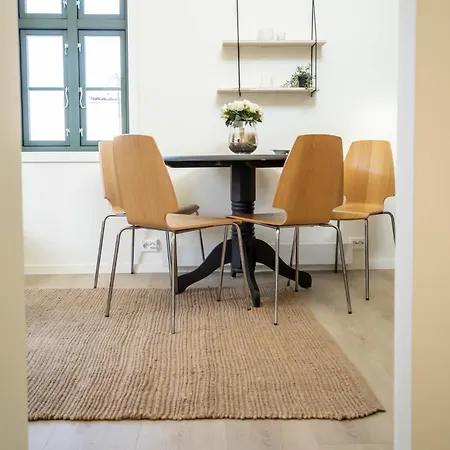 Apartamento Vibrant On Bustling Street, Above A Restaurant - Perfect For Tourists, *